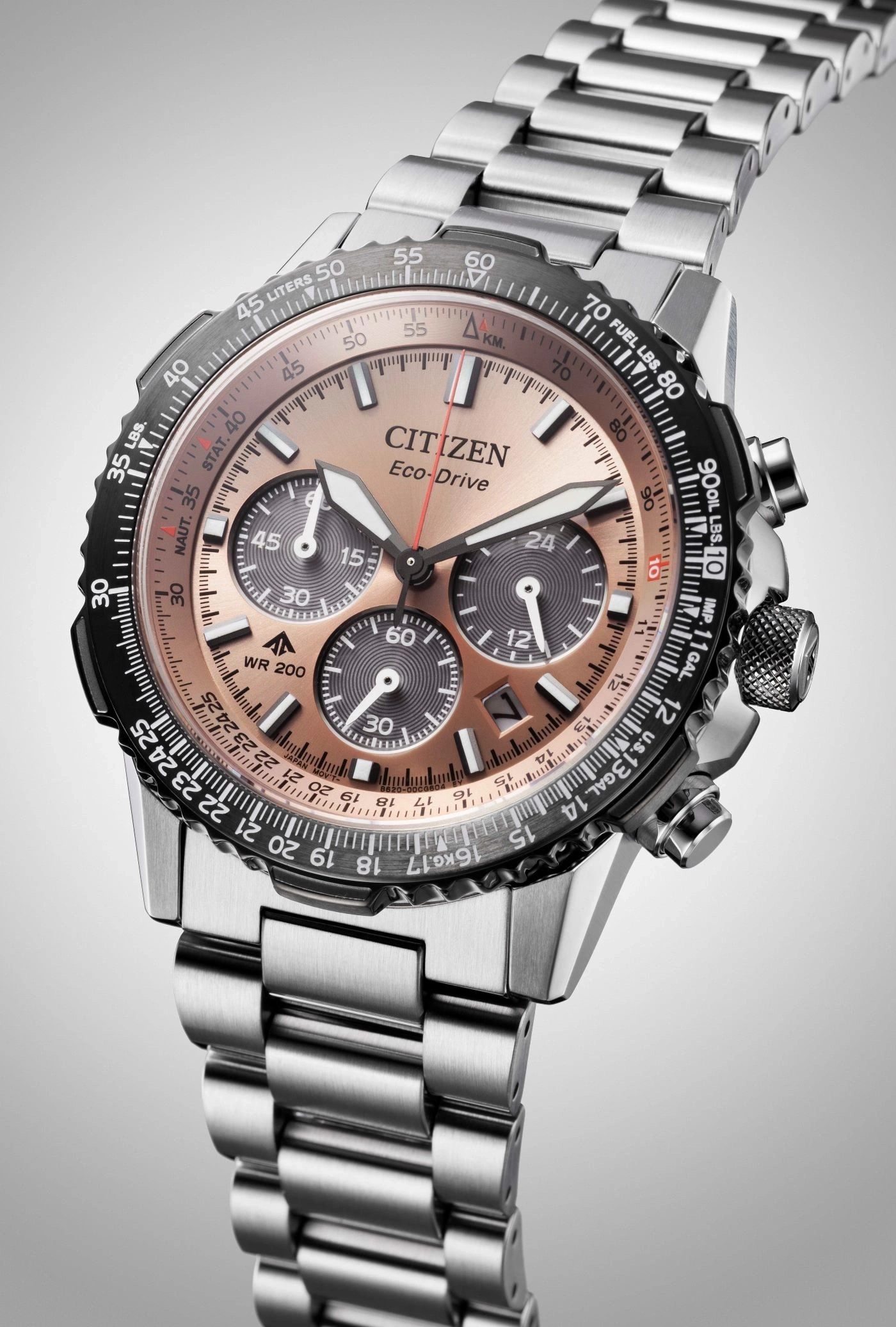 Citizen Eco-Drive horloge met metalen band en gedetailleerde wijzerplaat, met tijd en metingen.