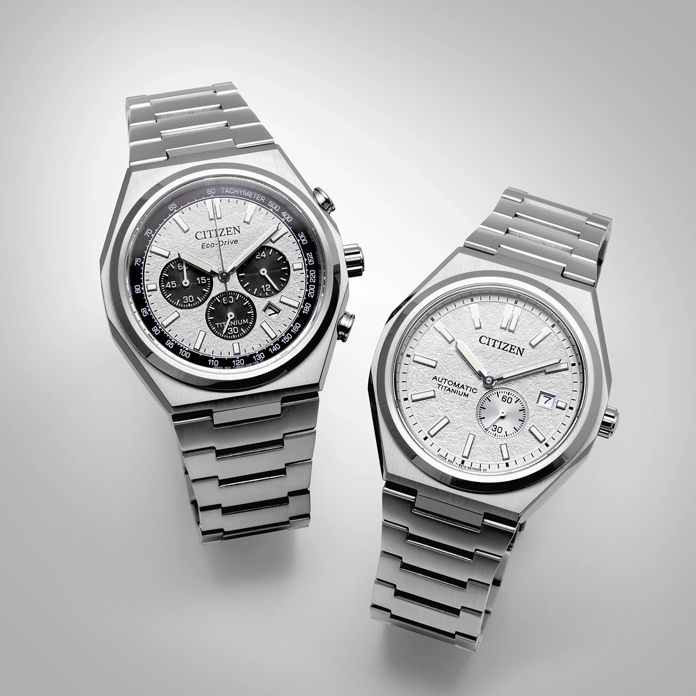 Twee zilveren Citizen horloges, titanium, Eco-Drive en Automatic, op witte achtergrond.