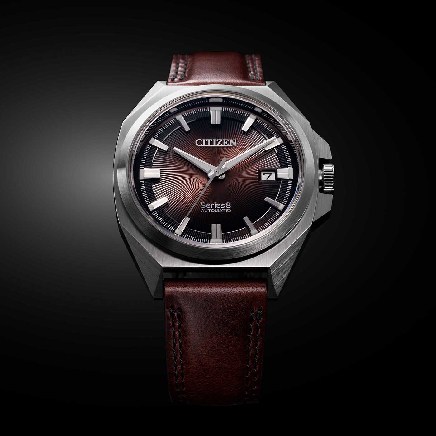 Citizen Series 8 automatisch horloge met bruin lederen band en donkere wijzerplaat.