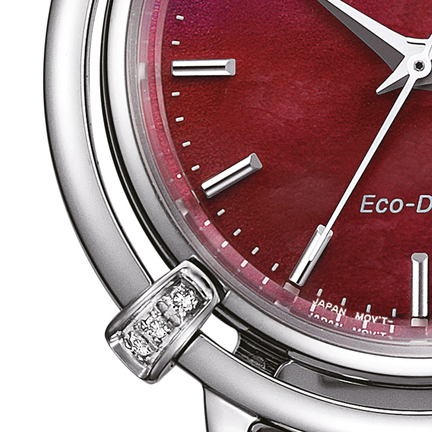 Close-up van een rode wijzerplaat met zilveren accenten en diamanten