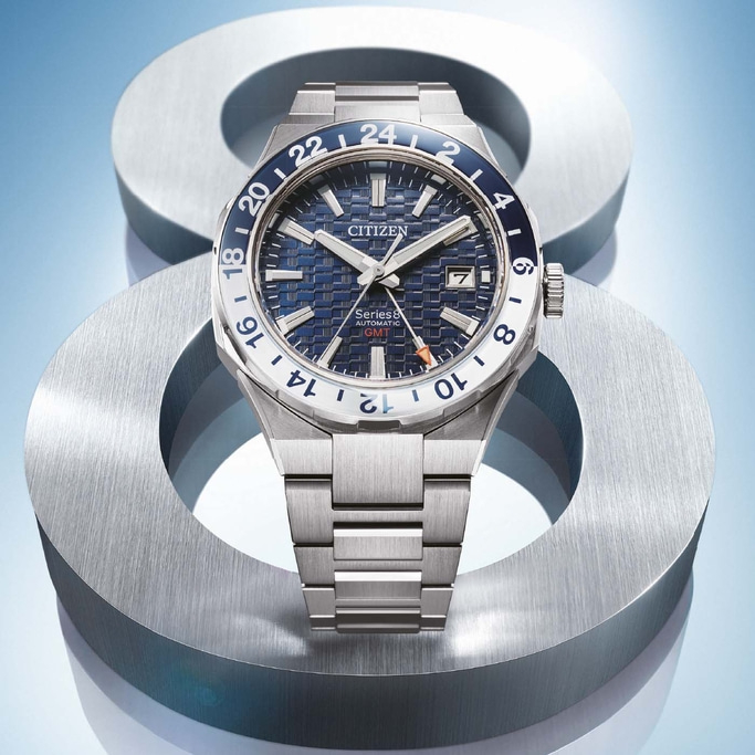 Citizen Series 8 automatische GMT-horloge op metalen achtergrond