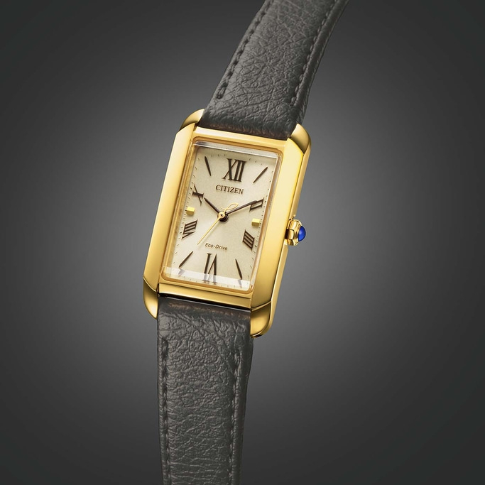 Gouden Citizen horloge met rechthoekige wijzerplaat en leren bandje.