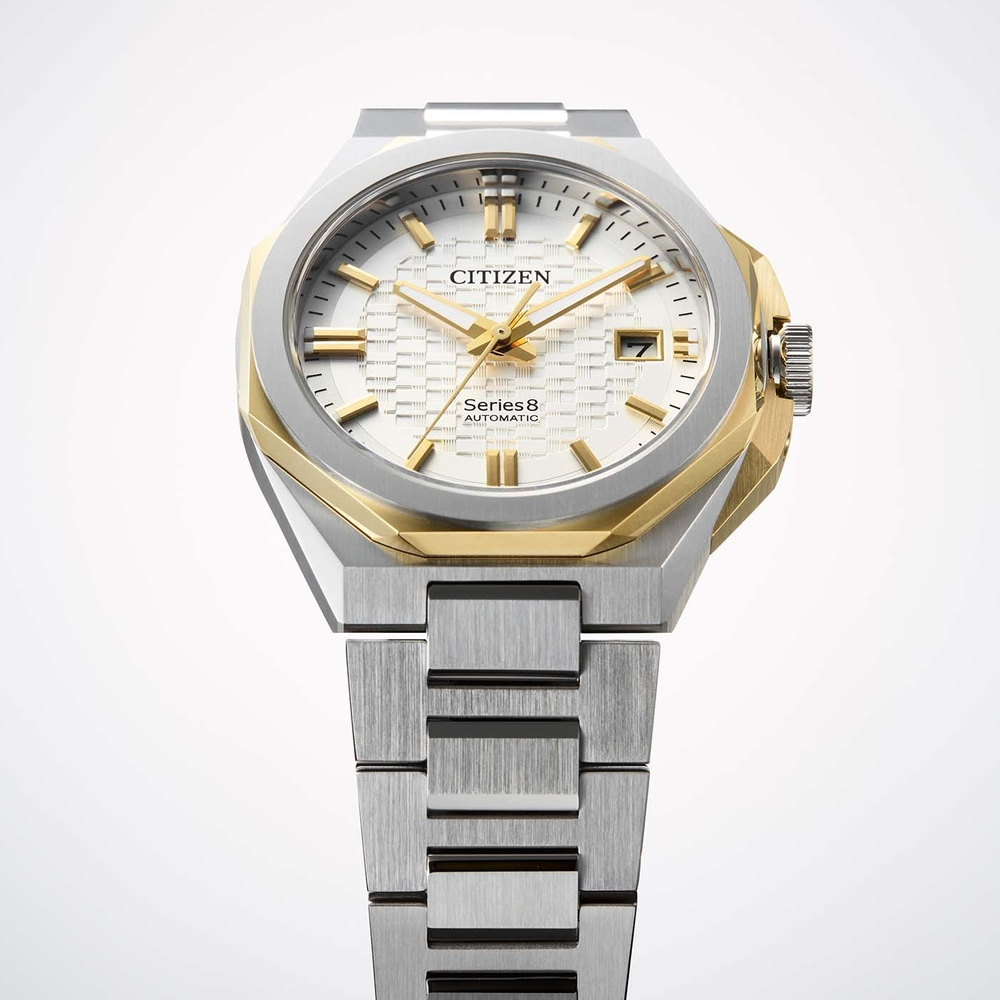 Een Citizen Series8 automatisch horloge met zilveren en gouden kast en band.