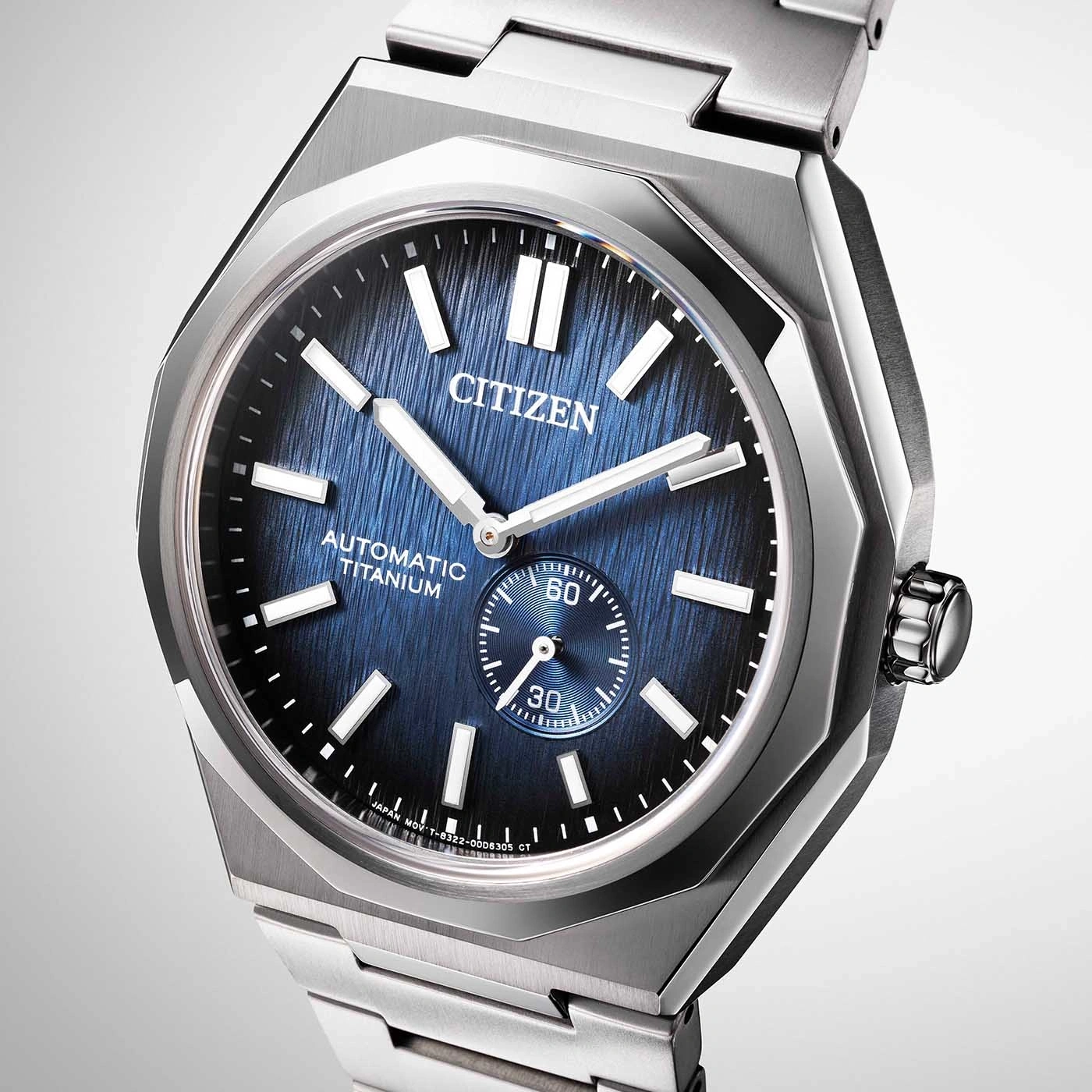 Citizen horloge met blauwe wijzerplaat en automatische titanium uurwerk.