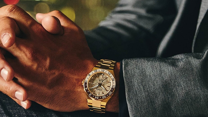 Man met gouden horloge, close-up, luxe horloge, pols, modeaccessoire