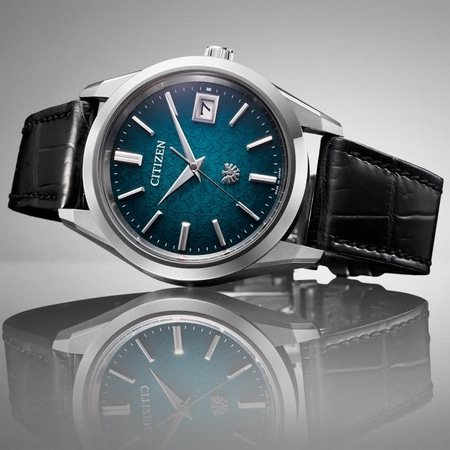 Citizen horloge met blauwe wijzerplaat en zwarte leren band, elegant design.