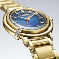 Gouden Citizen Eco-Drive horloge met blauwe wijzerplaat en diamantaccenten, close-up.