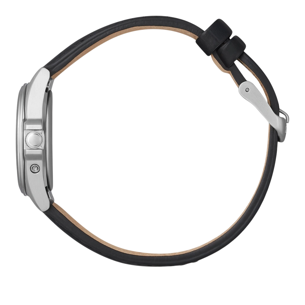 Zijaanzicht van een zilveren horloge met een zwarte leren band.