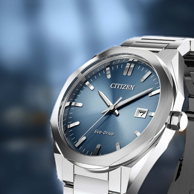 Close-up van een Citizen Eco-Drive horloge met blauwe wijzerplaat.