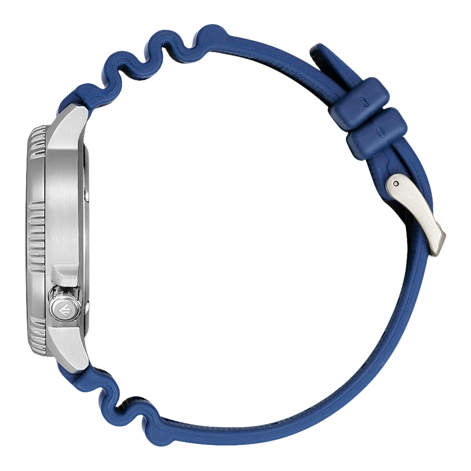 Zijaanzicht van een zilveren horloge met een blauwe rubberen band.