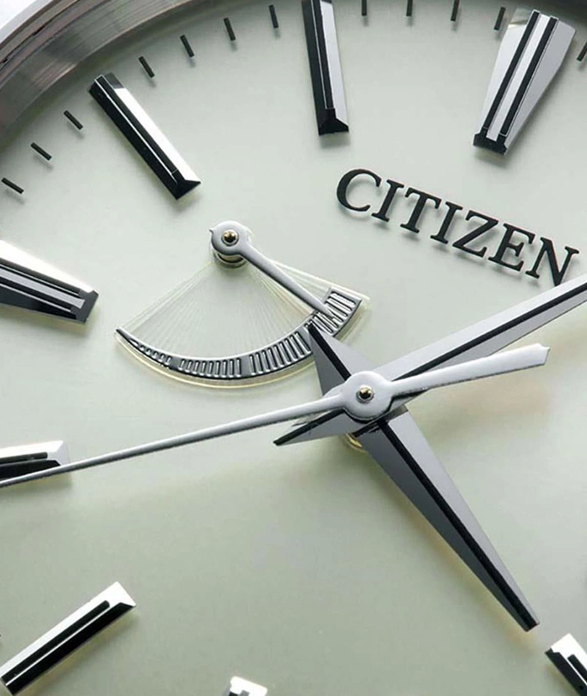 Close-up van een Citizen horlogekast met wijzers en een uniek wijzerplaatontwerp.