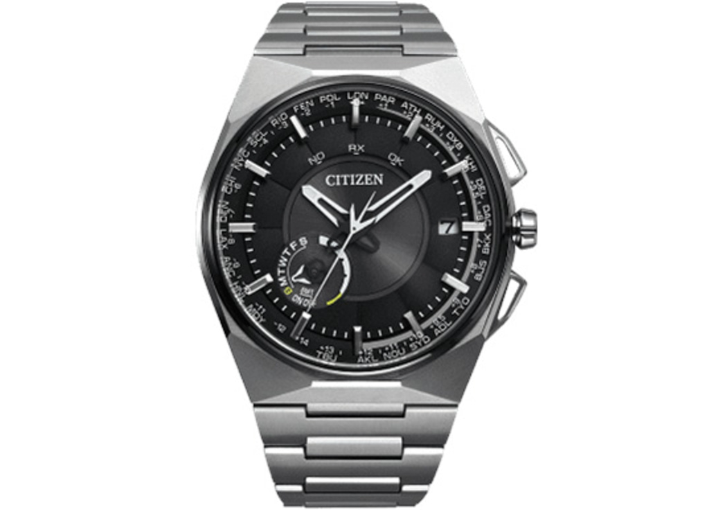 Citizen horloge met zwarte wijzerplaat, zilveren band en wereldtijdfuncties.