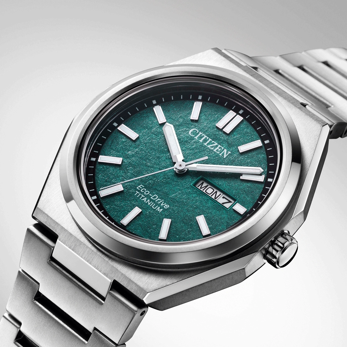 Citizen horloge met groene wijzerplaat en titanium band, close-up.