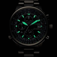 Close-up van een Citizen horloge met gloeiende groene accenten en ingewikkelde details.