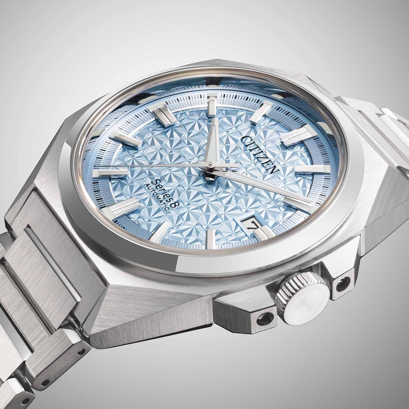Citizen Series 8 automatisch horloge met lichtblauwe wijzerplaat en zilveren armband.