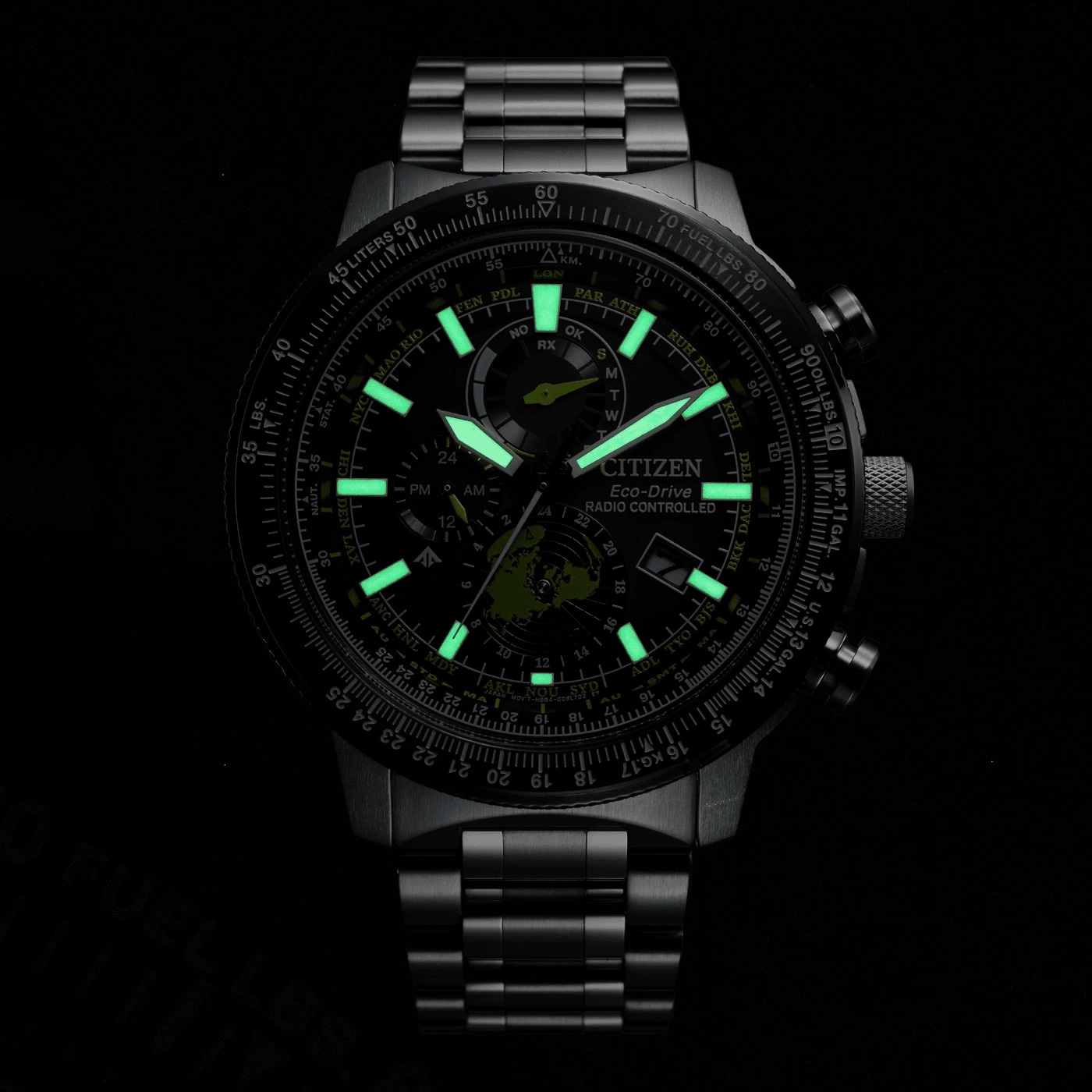 Citizen Eco-Drive horloge met oplichtende wijzers en markeringen, zwarte achtergrond, tijdweergave.