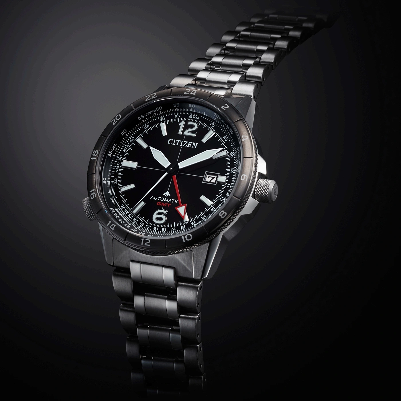 Citizen horloge met zwarte wijzerplaat, GMT, automatisch, roestvrijstalen band en datumweergave.