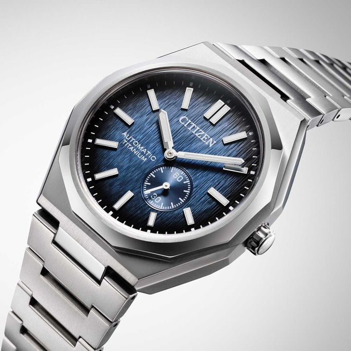 Citizen horloge met blauwe wijzerplaat en titanium band, close-up.