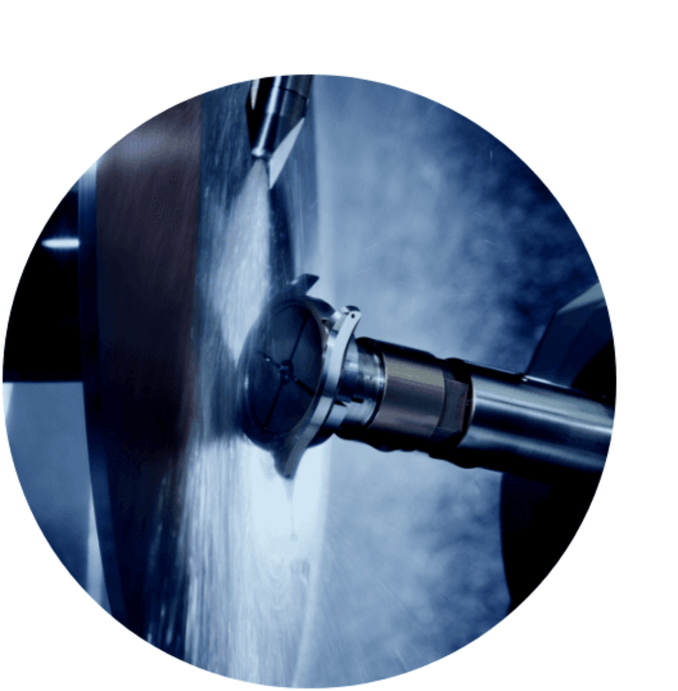 Metaalbewerkingsmachine in actie, metaal snijden met precisie en waterspray.