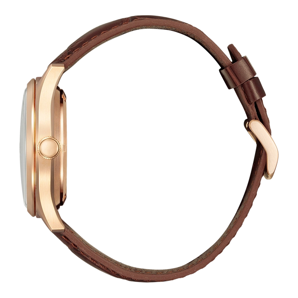 Zijaanzicht van een gouden horloge met een bruine leren band.
