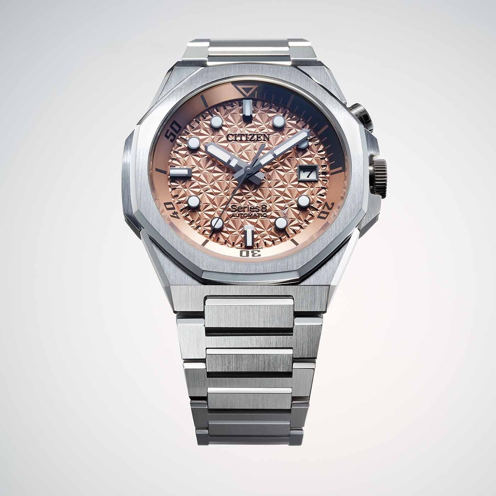 Citizen Series 8 automatisch horloge met geometrische wijzerplaat en stalen armband.
