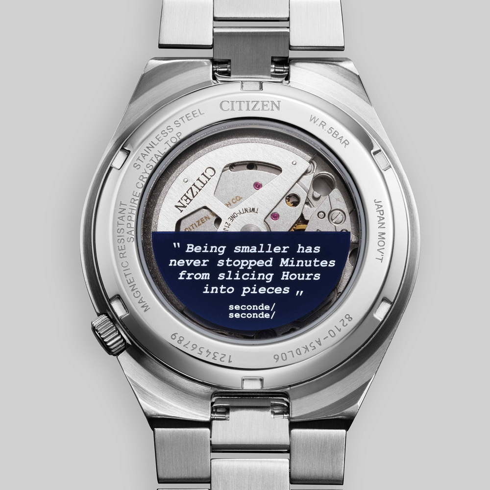 Achterkant van een Citizen horloge met een citaat over tijd.