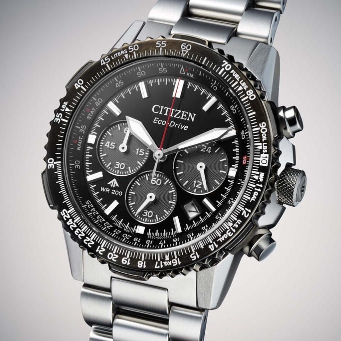 Close-up van een Citizen Eco-Drive chronograaf horloge met zwarte wijzerplaat en roestvrijstalen band.