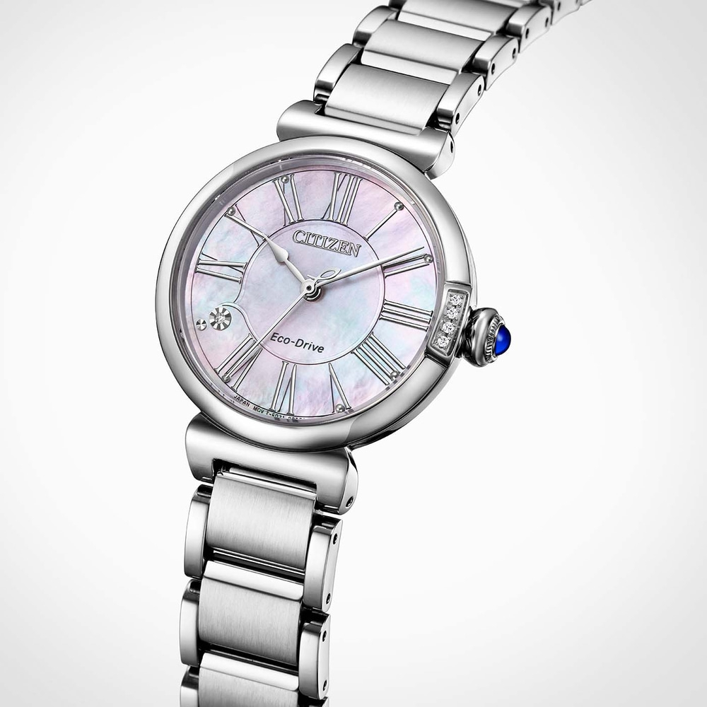 Close-up van een Citizen Eco-Drive horloge met parelmoeren wijzerplaat en Romeinse cijfers.