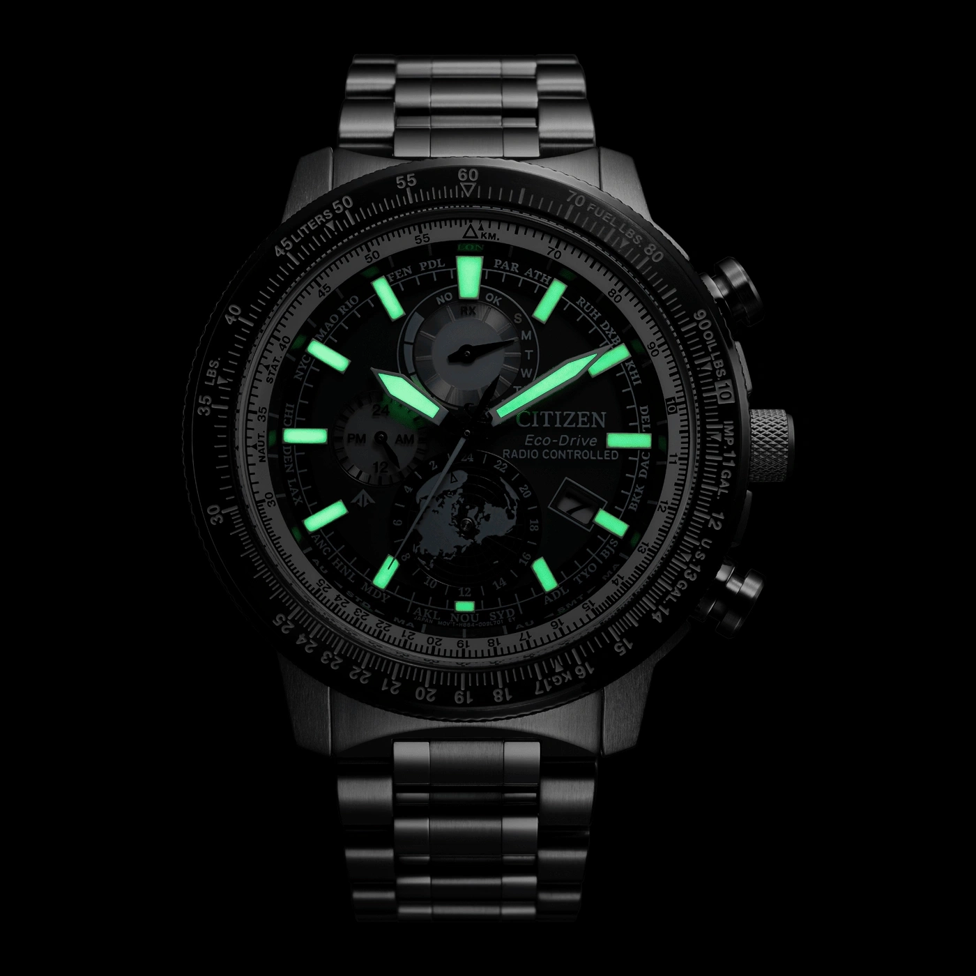 Citizen Eco-Drive horloge met oplichtende wijzers en markeringen op zwarte achtergrond.