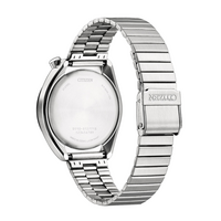 Achterkant van een zilveren Citizen horloge met metalen band.