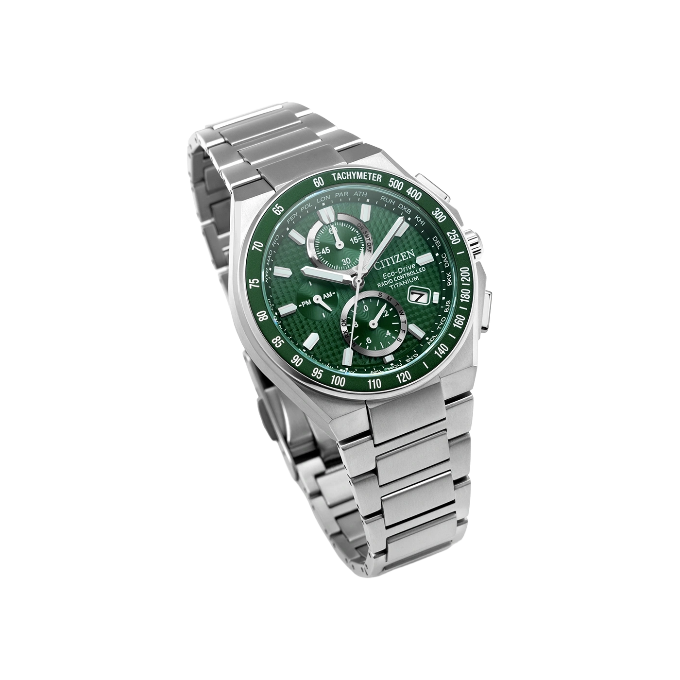 Een zilveren Citizen Eco-Drive horloge met groene wijzerplaat en metalen band.