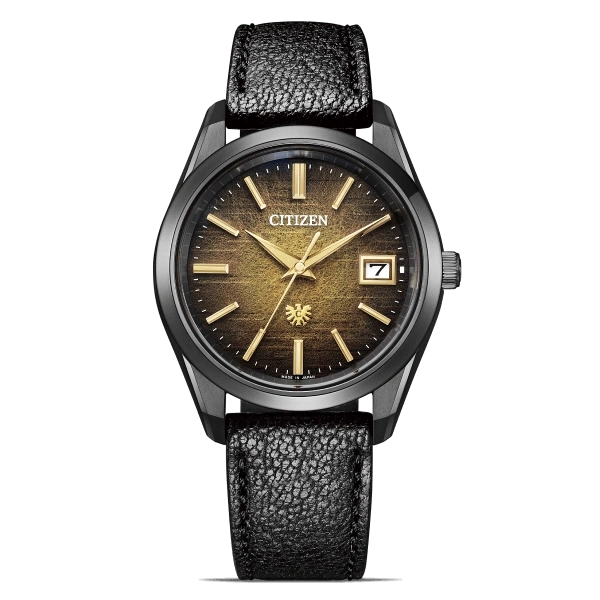 Citizen horloge met zwarte band en gouden wijzerplaat, datumweergave.