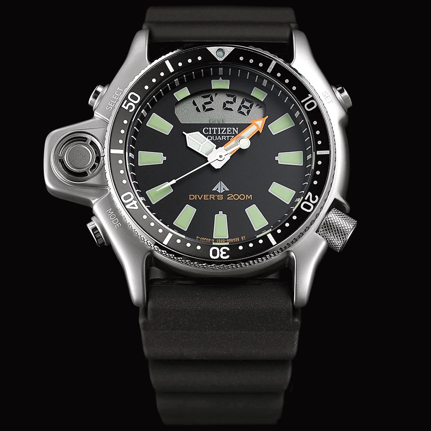 Citizen Quartz duikhorloge met zwarte wijzerplaat en digitale display, zilveren kast.