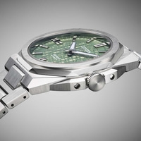 Close-up van een groen Citizen Series 8 automatisch horloge met metalen band.