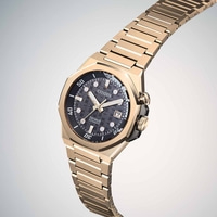 Gouden Citizen horloge met zwarte wijzerplaat en datumweergave, elegant design.