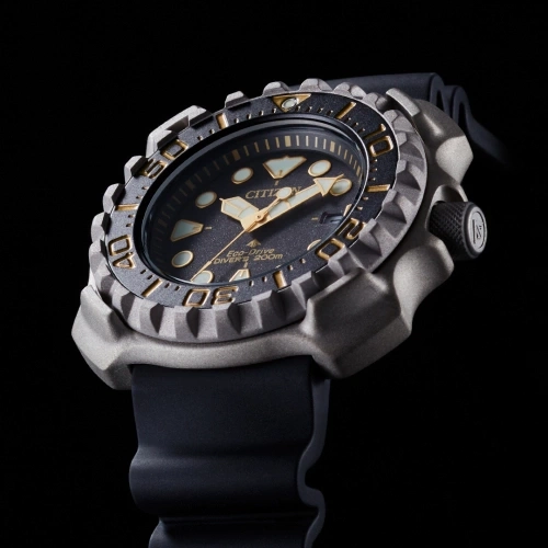 Close-up van een Citizen Eco-Drive duikershorloge met een zwarte band.