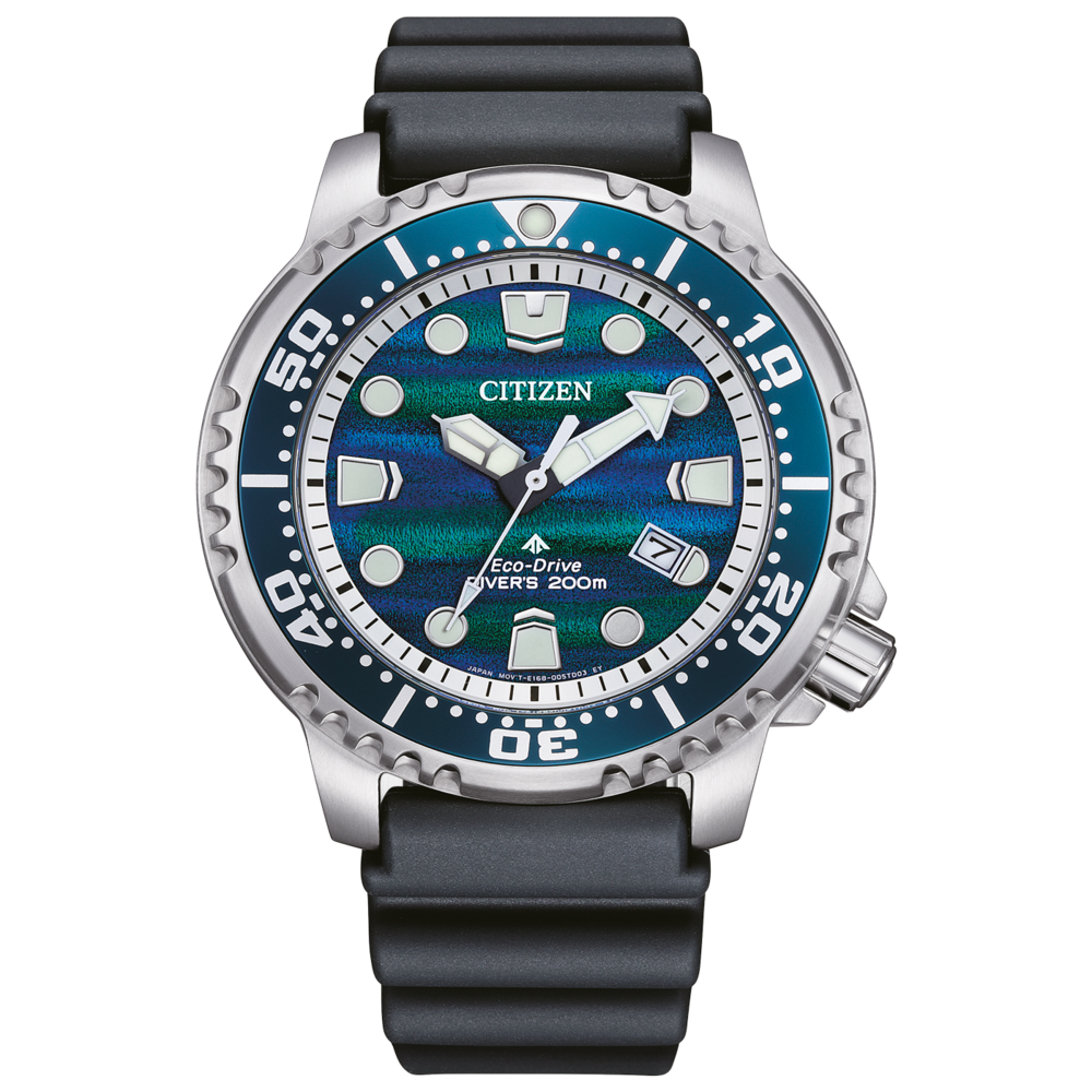 Een Citizen Eco-Drive duikhorloge met een blauwgroen textuur wijzerplaat en zwart bandje.
