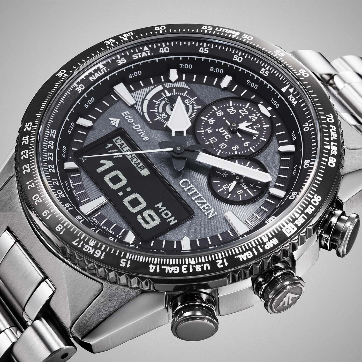 Close-up van een Citizen horloge met meerdere wijzerplaten en digitale weergave van tijd en datum.