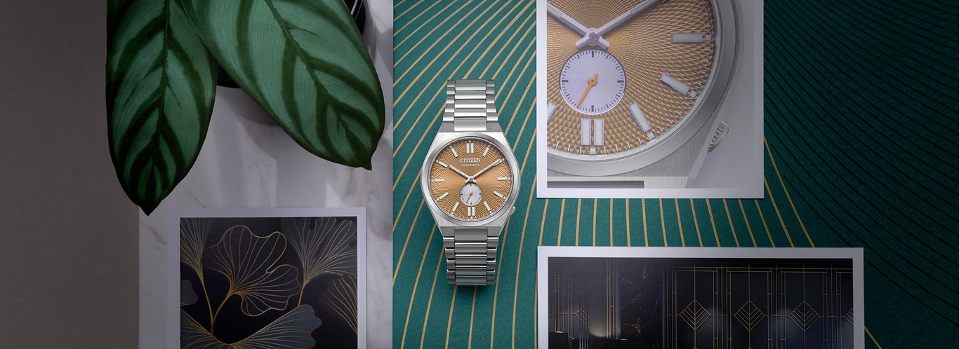 Horloge op groene achtergrond met bladeren en kunstdrukken
