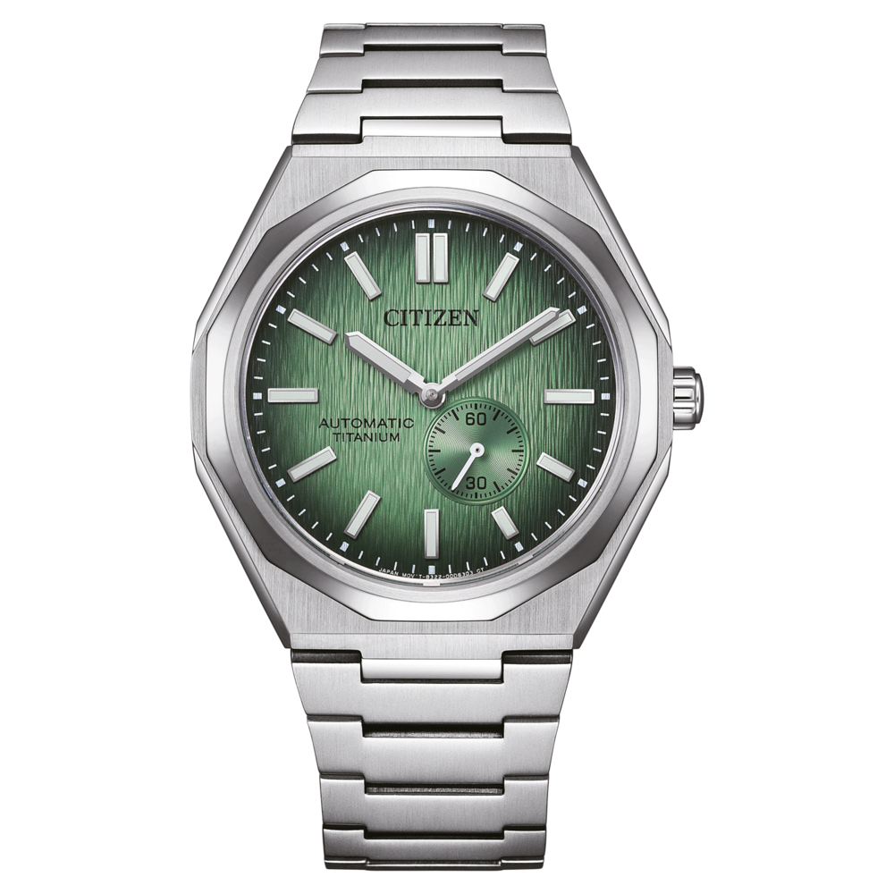 Citizen horloge met groene wijzerplaat en titanium armband, automatisch uurwerk.