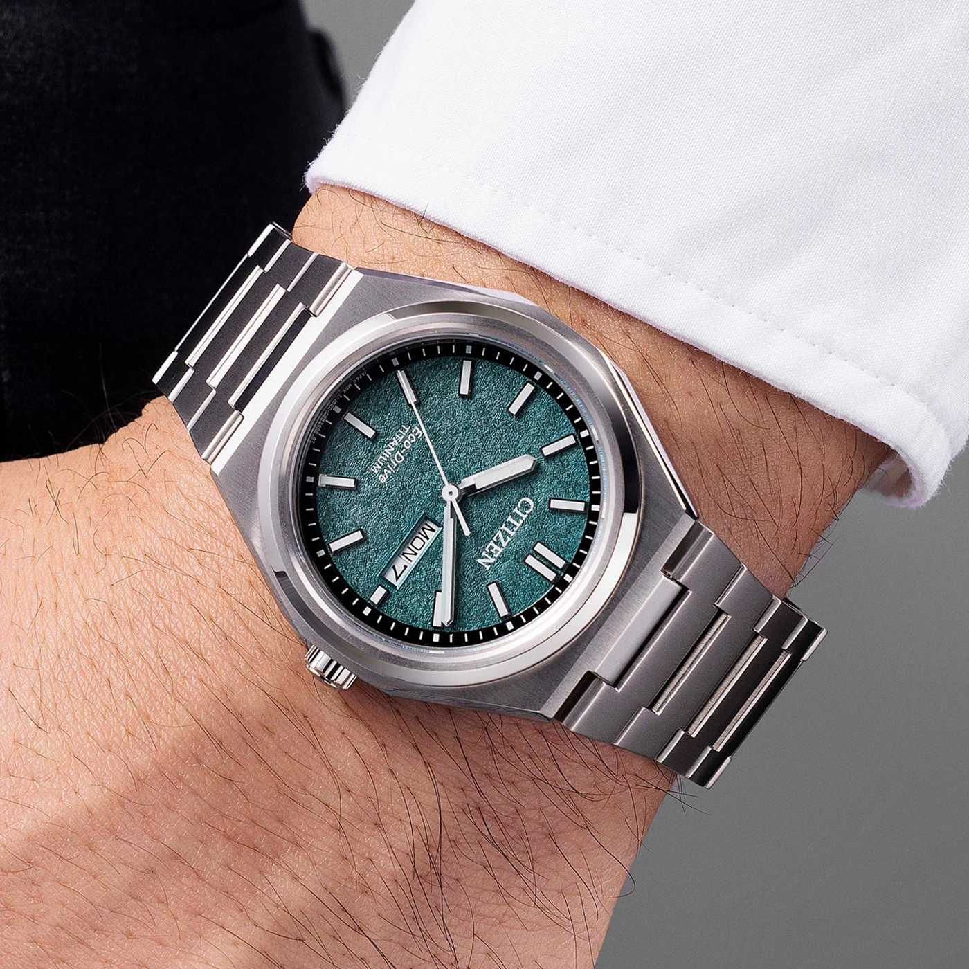 Citizen horloge om de pols, groene wijzerplaat, titanium, modern design, close-up