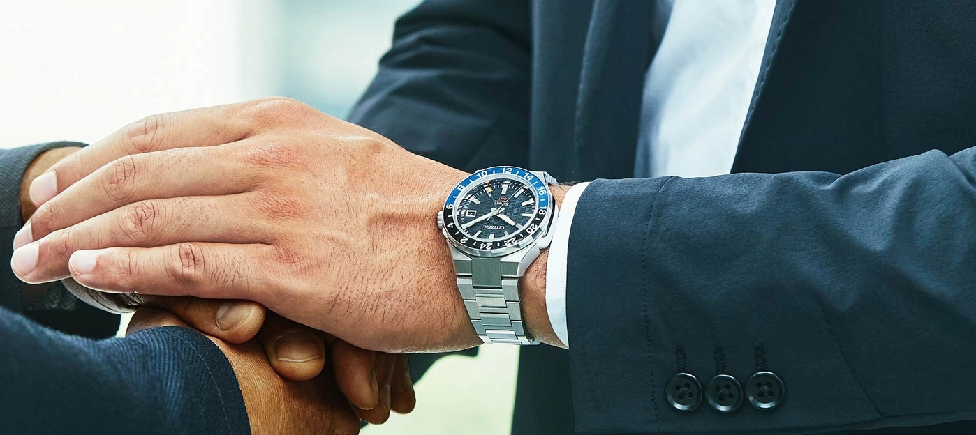 Man met horloge, handen schudden, zakelijke kleding, close-up, deal