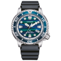 Een Citizen Eco-Drive duikhorloge met een blauwgroen textuur wijzerplaat en zwart bandje.