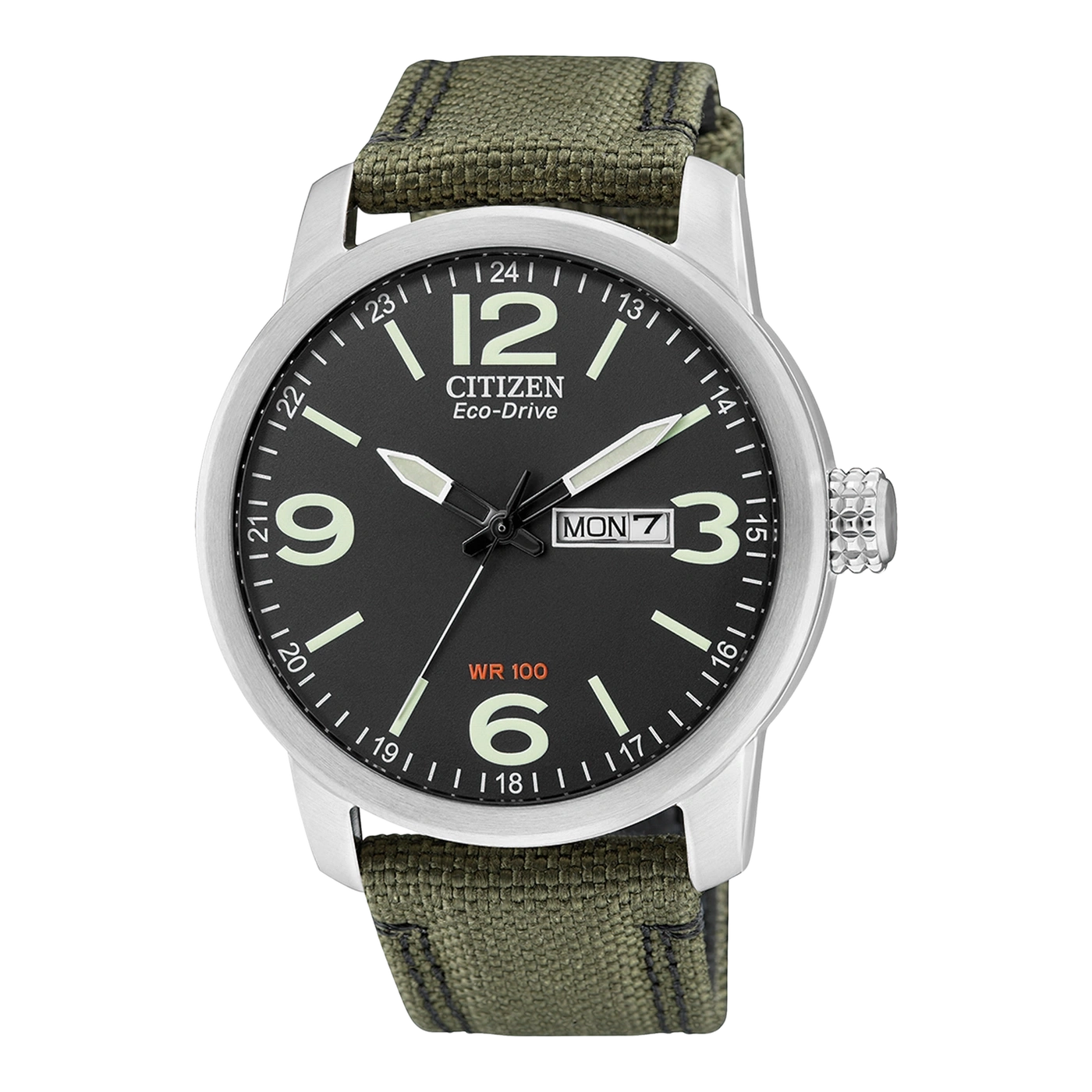 Citizen Eco-Drive horloge met zwarte wijzerplaat, groene band en dag-datumweergave.