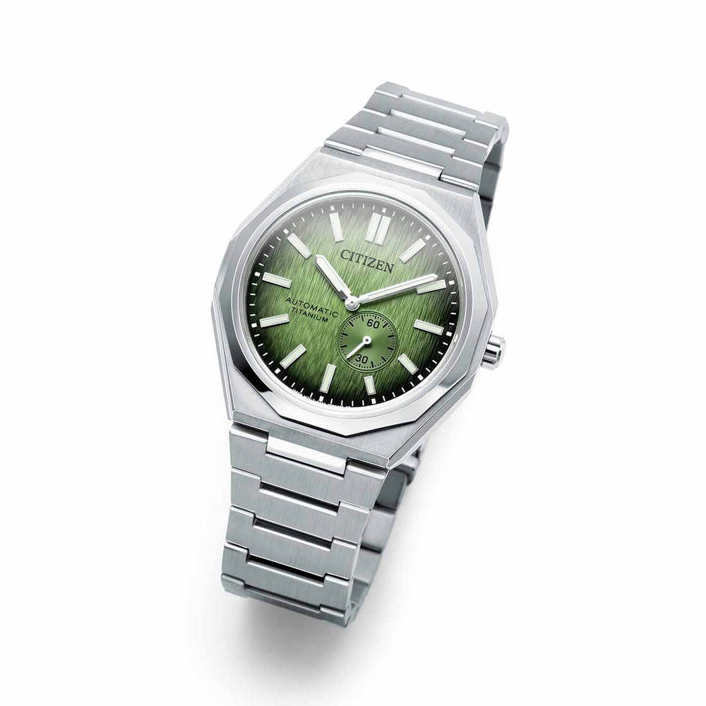 Citizen horloge met groene wijzerplaat en titanium band, elegant design.