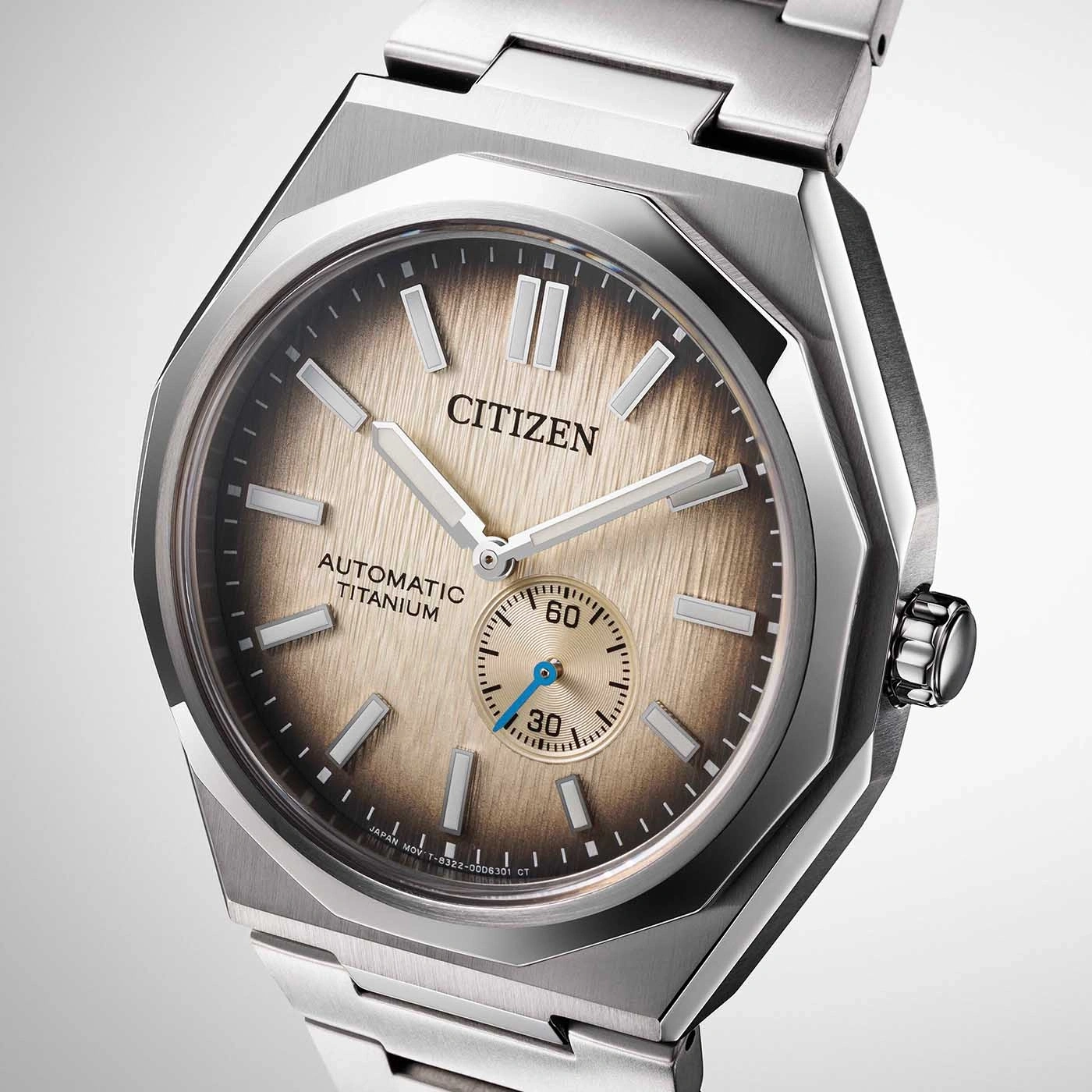 Citizen horloge met automatisch titanium uurwerk en bruine wijzerplaat.