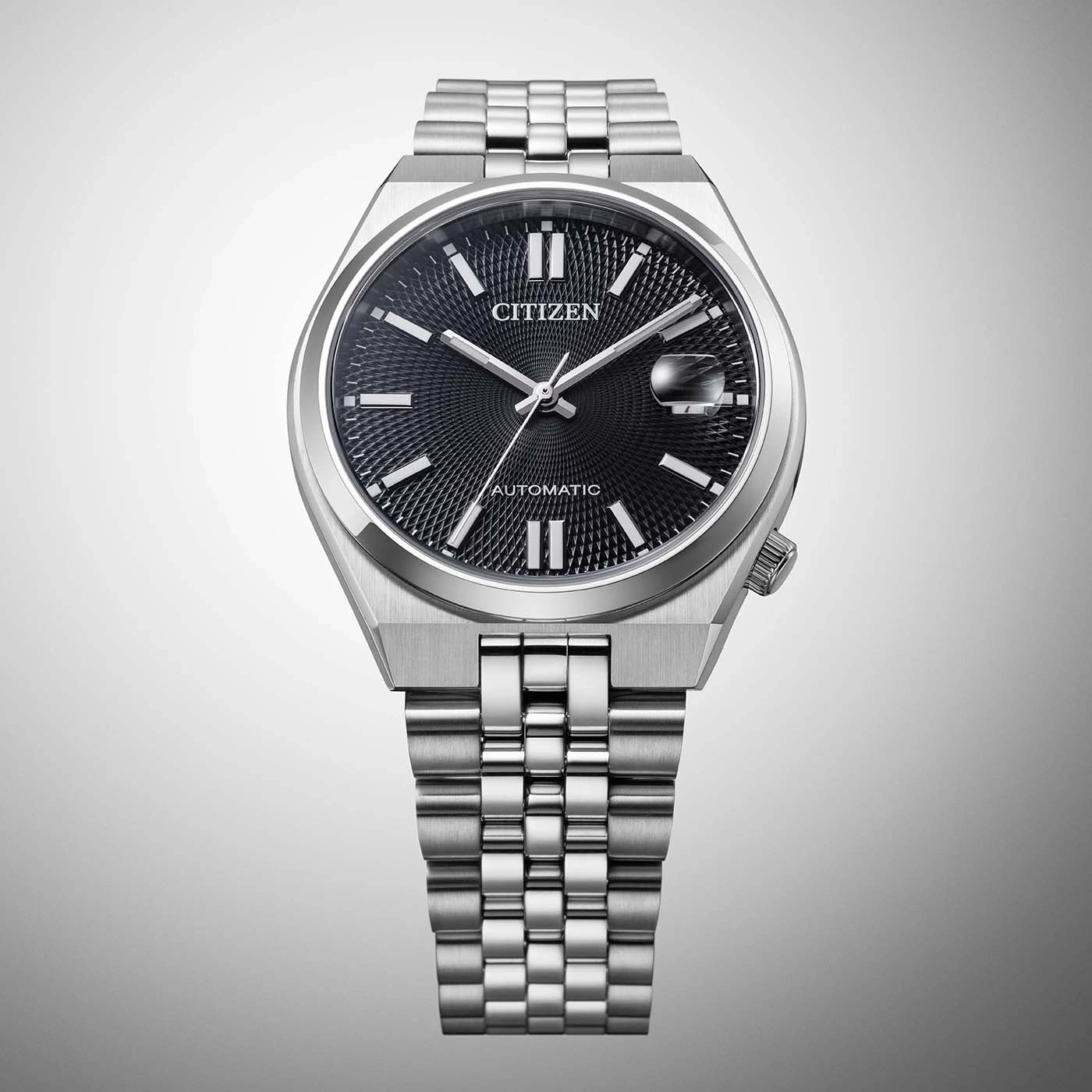 Een Citizen automatisch horloge met zwarte wijzerplaat en roestvrijstalen band.