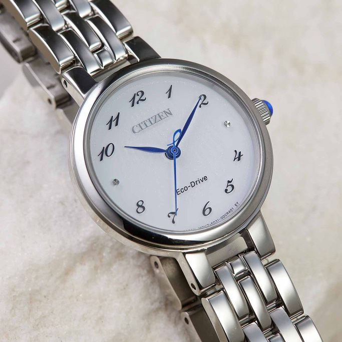 Citizen horloge met witte wijzerplaat, zilveren band en blauwe wijzers. Eco-Drive.