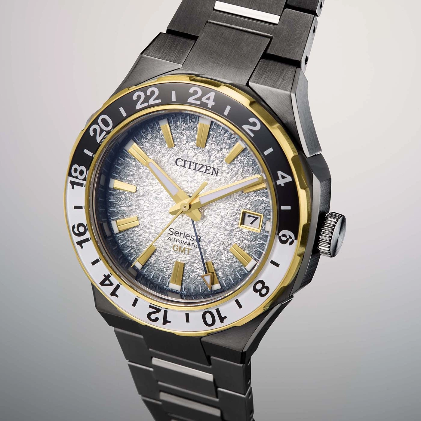 Citizen horloge met gouden accenten, zwarte bezel en een zilveren wijzerplaat.