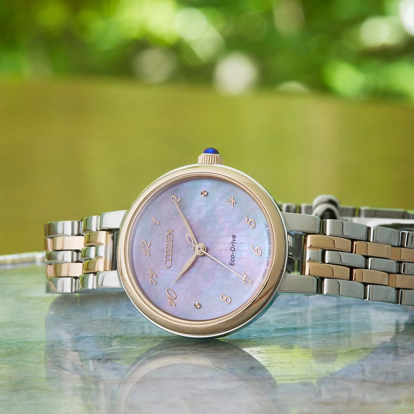 Citizen Eco-Drive horloge met parelmoer wijzerplaat en gouden accenten.